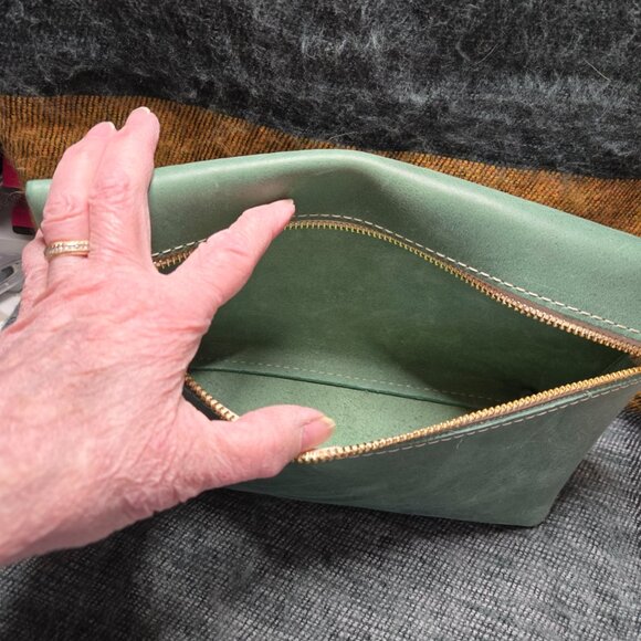 Portland Leather Goods Large Green Leather Classic Makeup Bag - Picture 4 of 5